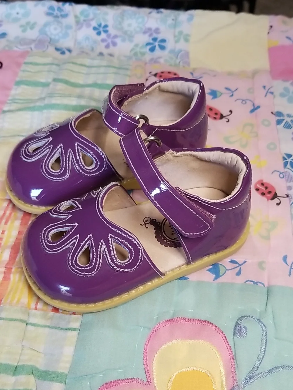 Livie & Luca Purple Patent Leather Mary Jane Size 4 Petals Excellent condition
